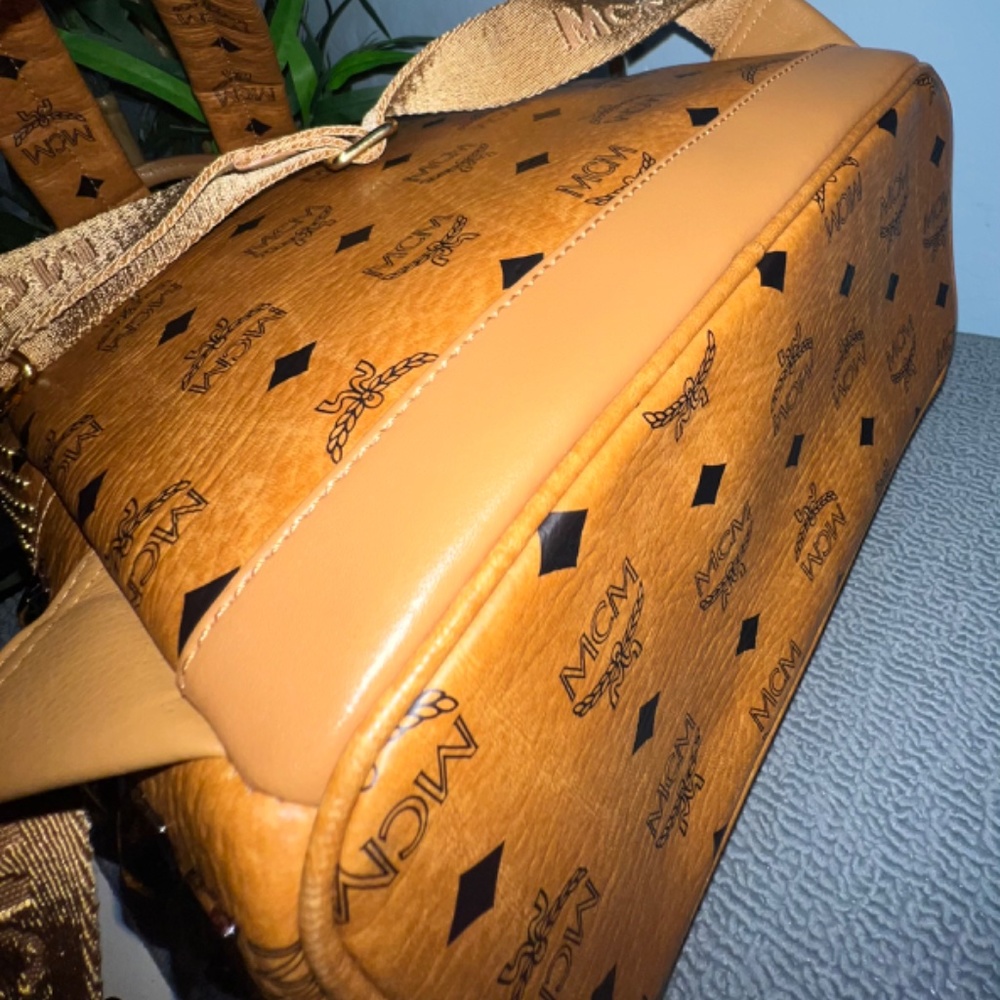 Backpack - Picture 4 of 7